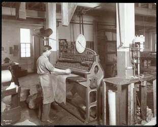 Vnitřní pohled na muže pracujícího s kůží v New York Leather Belting Co., New York, 1906 (stříbrný želatinový tisk)